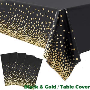 Può includere: Tovaglia nera con pois dorati e tovaglioli neri abbinati con pois dorati. La tovaglia ha un design sfumato, con più pois dorati nella parte superiore e meno nella parte inferiore. Il testo "Black & Gold / Table Cover" è in basso.
