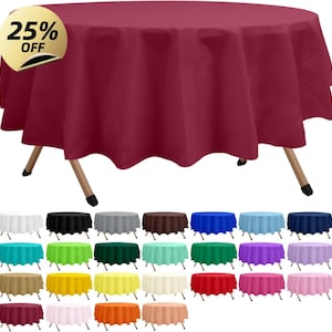 Puede incluir: Un mantel redondo burdeos cubre una mesa plegable. La imagen muestra una variedad de manteles redondos de diferentes colores. Una pegatina dorada en la esquina superior izquierda dice "25% OFF".