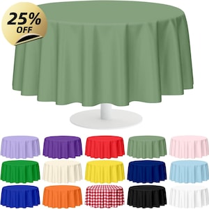 Può includere: Una tovaglia rotonda verde salvia drappeggiata su un tavolo con piedistallo bianco. L'immagine mostra anche una varietà di tovaglie rotonde colorate in diversi colori, tra cui viola, rosso e blu. Un adesivo dorato con la scritta "25% OFF" si trova nell'angolo in alto a sinistra.