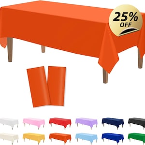 Könnte beinhalten: Ein orangefarbenes rechteckiges Tischtuch, das über einem Holztisch drapiert ist. Das Bild enthält zwei orangefarbene rechteckige Tischsets und einen goldenen Aufkleber mit der Aufschrift "25% OFF". Eine Vielzahl anderer farbiger Tischdecken sind unten abgebildet.