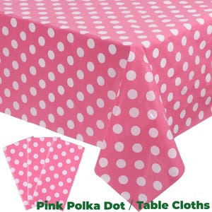 Puede incluir: Un mantel rosa y servilletas a juego con lunares blancos. El mantel está sobre una mesa, y las servilletas están apiladas. El texto "Pink Polka Dot / Table Cloths" es visible en la parte inferior.