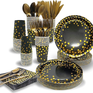 Pode incluir: Pratos, copos, guardanapos e talheres de papel com bolinhas pretas e douradas. O conjunto inclui garfos, facas, colheres e uma pilha de pratos e copos de papel.
