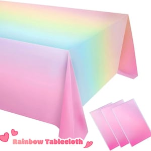 Puede incluir: Un mantel de arcoíris con un diseño degradado, que transiciona del rosa al amarillo y al azul. La imagen también muestra tres manteles individuales a juego. El texto "Rainbow Tablecloth" es visible.