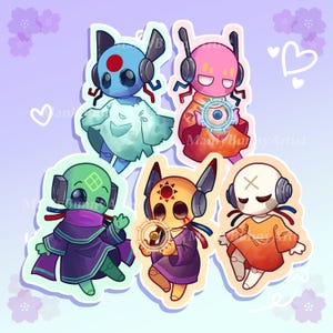 Puede incluir: Cinco personajes de dibujos animados coloridos con ojos grandes y auriculares. Cada personaje sostiene un objeto circular con un diseño diferente. Los personajes están sobre un fondo morado claro con flores blancas.