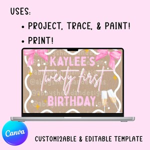 K&ouml;nnte beinhalten: Ein Laptop zeigt eine anpassbare Geburtstagsvorlage mit rosa Text, der "Kaylee's Twenty First Birthday" lautet. Das Design umfasst rosa Schleifen, Sektgl&auml;ser und das Canva-Logo. Der Text "Project, Trace, & Paint!" und "Print!" sind ebenfalls sichtbar.