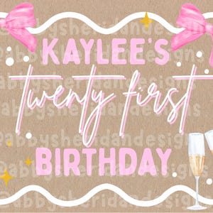 K&ouml;nnte beinhalten: Geburtstagskartendesign mit Kraftpapierhintergrund. Der Text "Kaylee's Twenty First Birthday" ist in Rosa und Wei&szlig; gehalten. Rosa Schleifen und Sektgl&auml;ser sind ebenfalls abgebildet.