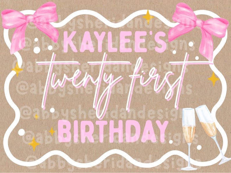K&ouml;nnte beinhalten: Geburtstagskartendesign mit Kraftpapierhintergrund. Der Text "Kaylee's Twenty First Birthday" ist in Rosa und Wei&szlig; gehalten. Rosa Schleifen und Sektgl&auml;ser sind ebenfalls abgebildet.