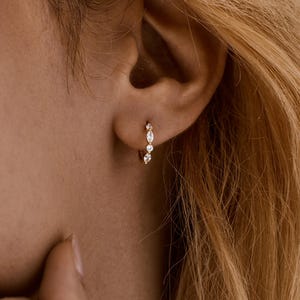 Sterling Silber Zirkon Hoop Ohrringe - Zierliche Gold Huggie Ohrringe mit funkelnden CZ Steinen, Eleganter Schmuck für jeden Tag, Geschenk für Sie