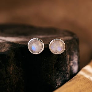 Regenbogen Mondstein Ohrringe, Sterling Silber Minimalist Ohrstecker, kleine Ohrstecker, Juni Birthstone Schmuck, Geschenk für Sie
