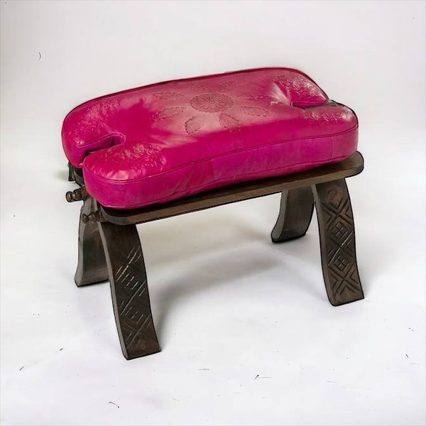 Authentique tabouret marocain en selle de chameau, coussin d'assise en cuir fabriqué à la main et banc en bois, pouf unique pour la décoration intérieure, cuir rose