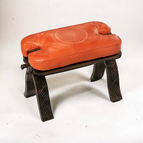 Meubles faits main, banc ottoman, tabouret minimaliste, tabouret marocain en selle de chameau, tabourets en bois avec décoration coussin en cuir, cuir orange