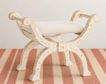 Weißer Ottoman mit floralem Knochenintarsienmuster, Weißer römischer Hocker mit Knochenintarsienmuster, Weißer römischer Stuhl mit Knochenintarsienmuster, Möbel mit Knochenintarsienmuster, Wohnzimmermöbel