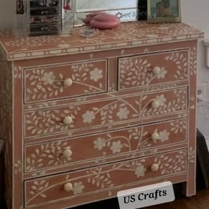 Been inleg houten modern bloemdessin ladekast tafel babyroze, been inleg houten modern bloemmotief dressoir babyroze