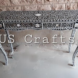 Muebles hechos a mano, Escritorio negro con marco de espejo y estampado floral con incrustaciones de nácar, Mesa negra con incrustaciones florales de nácar, Escritorio con incrustaciones