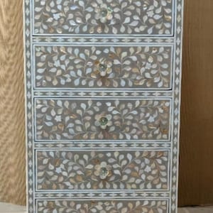 Parelmoergrijze Tallboy-ladekast, parelmoer dressoir grijs, met been ingelegd grijze kist, met been ingelegde meubelen