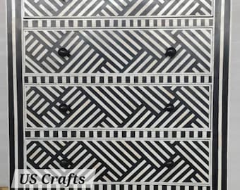 Aparador negro con incrustaciones de hueso hechas a mano y diseño geométrico, cómoda alta negra de 4 cajones con incrustaciones de hueso y diseño geométrico, cómoda de madera hecha a mano de 4 cajones.