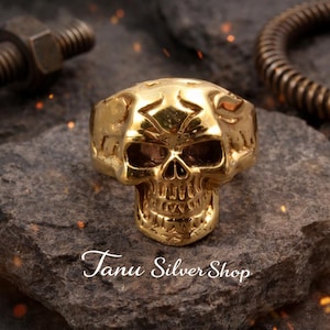 Anillo de calavera dorada / Anillo gótico llamativo / Joyería motera punk / Anillo de calavera atrevida para hombres y mujeres