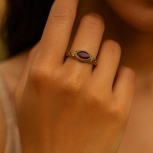 Granat Ring, zierlicher Ring, Messing Stapelring, Granat Schmuck, Minimalist Ring, roter Stein Ring, Abschlussgeschenk, Minimal Ring, Geschenk Ring