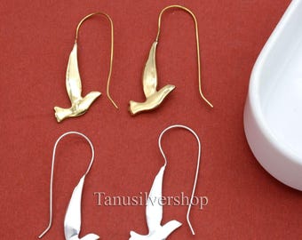 Pendientes colgantes de pájaro volador en plata y oro, joyería minimalista hecha a mano, regalo inspirado en la naturaleza para ella, gotas bohemias ligeras.
