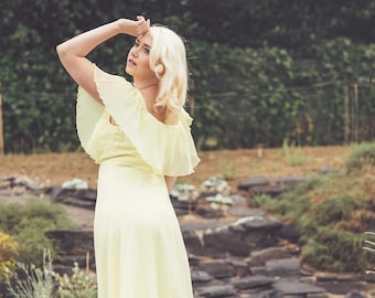 Noble vintage dress in chiffon in delicate yellow