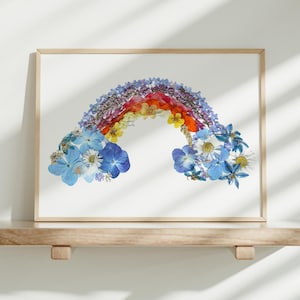 Decorazione per la cameretta dei bambini con fiori pressati e stampa arcobaleno boho