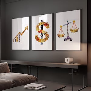 Puede incluir: Tres impresiones artísticas enmarcadas con símbolos financieros. La primera muestra una flecha hacia arriba, la segunda un signo de dólar y la tercera una balanza. Cada símbolo está compuesto por flores secas de colores sobre un fondo blanco, con marcos negros.