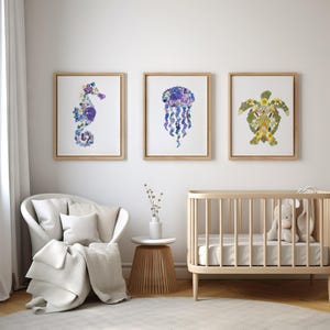 Set di 3 stampe botaniche costiere Decorazione murale con fiori pressati in blu Stampe di vita oceanica Poster di animali acquatici Opera d'arte di case sulla spiaggia