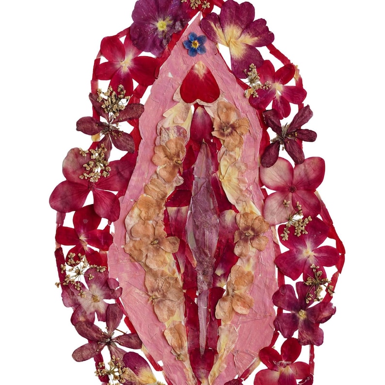 K&ouml;nnte beinhalten: Ein dekoratives Wandkunstobjekt in Vulvaform, bestehend aus einer Collage gepresster Trockenblumen in Dunkelrot, Magenta, Rosa und Violett, mit einer zentralen vertikalen Anordnung aus hellrosa Bl&uuml;tenbl&auml;ttern und Blattwerk.