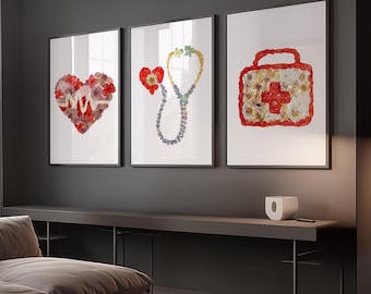 Könnte beinhalten: Drei gerahmte Wandbilder mit medizinischen Symbolen aus gepressten Blumen. Das linke Bild zeigt ein Herz mit EKG-Linie, das mittlere ein Stethoskop und das rechte einen medizinischen Koffer mit einem roten Kreuz.