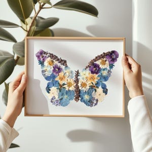 Opera d'arte con farfalla blu per la decorazione della cameretta del bambino Cottagecore Botanical Art