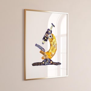 Può includere: Stampa artistica incorniciata con un design di microscopio floreale. Il microscopio è composto da fiori gialli e viola su sfondo bianco. La cornice dorata aggiunge un tocco di eleganza all'opera botanica.