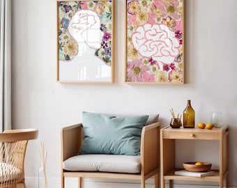 Könnte beinhalten: Zwei rechteckige Wandbilder mit gepressten Blumen. Der linke Druck zeigt die weiße Silhouette eines menschlichen Kopfprofils, während der rechte Druck den weißen Umriss eines menschlichen Gehirns darstellt, beide umgeben von bunten Blumenarrangements.