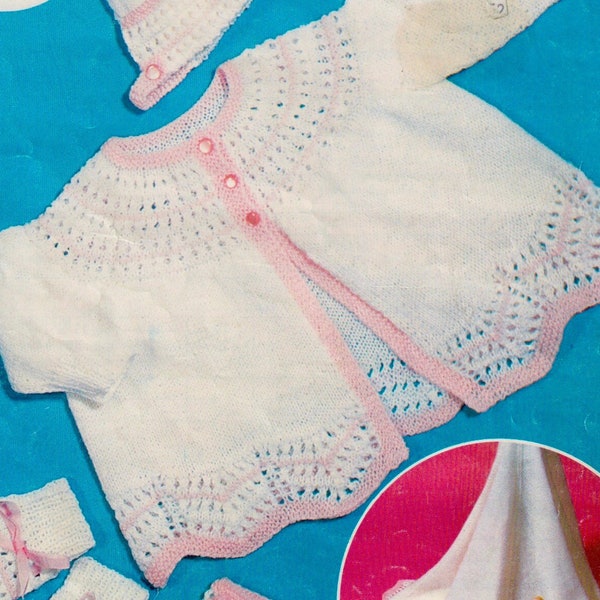 Modèles de tricot Layette LACY pour châle, manteau de matinée, bonnet, chaussons et mitaines. Fil de doigté. 36-46 cm (14-18"). Téléchargement instantané