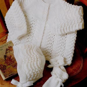 ベビー用フェザー＆ファンニットベビーカーセットの編み図：DK/8プライ（PDFダウンロード）