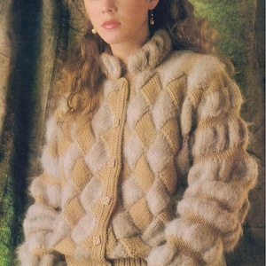 Puede incluir: Cárdigan de punto beige y marrón claro con un patrón de diamantes. El suéter de manga larga tiene cuello, puños y dobladillo acanalados. El cárdigan está abotonado en la parte delantera y tiene un aspecto texturizado y esponjoso. El texto "Mr Buntings Coat" es visible.