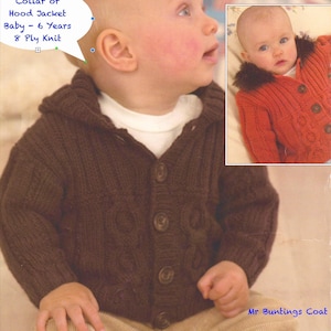Op de afbeelding: Een bruin gebreid babyjasje met een kraag of capuchon, met knoopsluitingen. De afbeelding bevat een kleinere inzet van een rood gebreid jasje. Tekst op de afbeelding luidt "Collar or Hood Jacket Baby - 6 Years 8 Ply Knit".