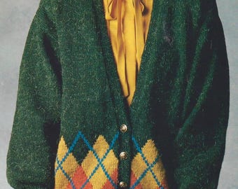 Stickmönster till kofta med argyle-ringning och v-ringning i 4 färger. DK/ 8-trådig. PDF-nedladdning