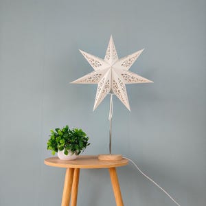 Weiße Papierstern Tischlampe VIN023 – Cut-Out Design mit Holzfuß