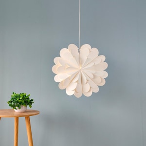 Lanterna a forma di fiore di carta bianca da 17" – Elegante decorazione da appendere