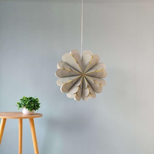 Lanterna di carta floreale verde da 17" con finiture dorate – Elegante decorazione da appendere