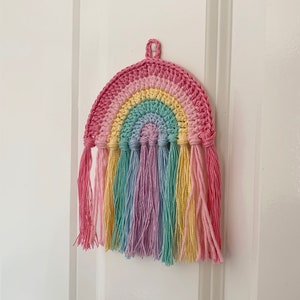 Uncinetto personalizzato Arcobaleno Appeso a parete, decorazione, arte della parete arcobaleno, decorazione per l'asilo nido, bambino arcobaleno