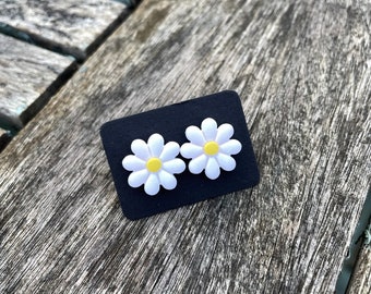 Daisy Stud Earrings / White Flower Earrings / Flower Studs