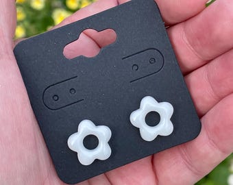 Studs de flores blancas / Pendientes de flores blancas / Regalos para amantes de las flores
