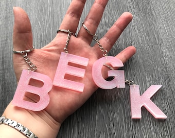 Llavero rosa claro con iniciales/letras «B», «E», «G», «K» (todas las letras disponibles)