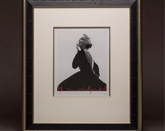 Marilyn 'sonriendo con un vestido negro de Dior' de Bert Stern