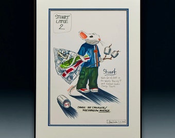 Puede incluir: Ilustración en acuarela enmarcada de Stuart Little, el personaje del ratón. Stuart lleva una camisa azul, pantalones verdes y zapatos rojos, sosteniendo un mapa y malvaviscos en un palo. El texto incluye "Stuart Little 2" y "Hot Chocolate/Marshmallow Montage."