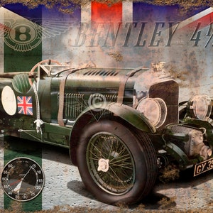 Pode incluir: Um carro Bentley 4 1/2 Litre verde vintage com uma bandeira do Reino Unido no lado, um velocímetro e a placa de matrícula "GY 3905". O carro está sobre um fundo de metal enferrujado com uma bandeira britânica.