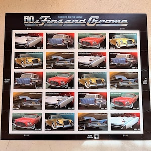 以下が含まれることがあります： 「50s Fins and Chrome」と題された切手シート。1950年代のアメリカのクラシックカーの画像が特徴です。切手は鮮やかな色の様々なモデルを展示しており、各切手には「USA 42」の文字が記載されています。