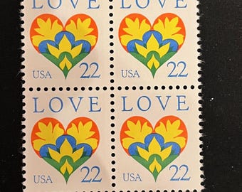 4 selos LOVE em formato de coração, de 22 centavos, para convites de casamento ou para reservar a data. Selos vintage.