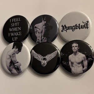 Könnte beinhalten: Eine Sammlung von sechs runden Ansteckbuttons. Die Buttons zeigen Schwarz-Weiß-Bilder einer Person, eines geflügelten Schädels und Texte mit der Aufschrift „I FEEL SHIT WHEN I WAKE UP“ und „Yungblud“.